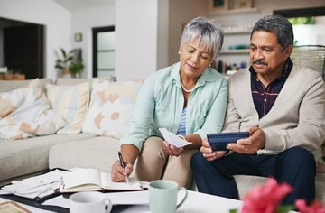 Illustration of Medicare Extra Help (LIS) meeting with an advisor about prescription costs.